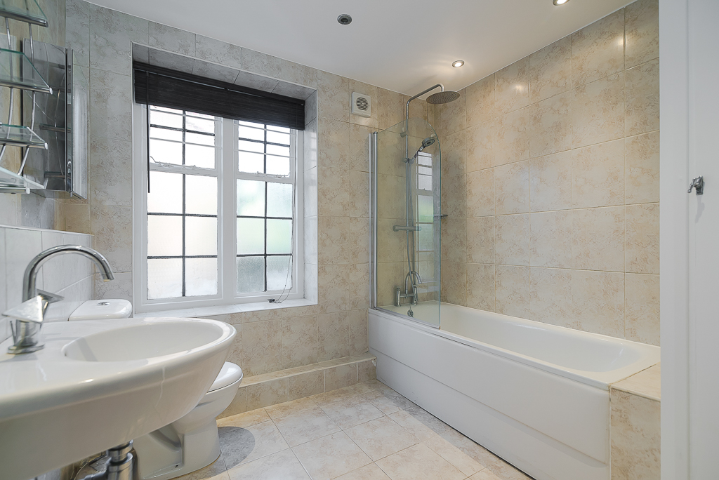 Flat 1 Harvard House SW15 – Bathroom