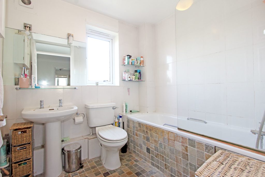 Flat 3, Rimini Court, SW18 – Bathroom