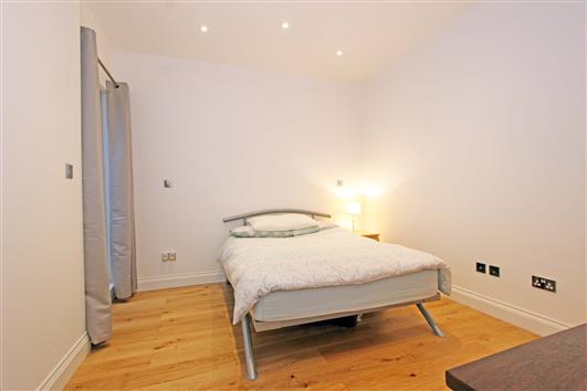 Bedroom 2-92a Clapham Common Northside SW4