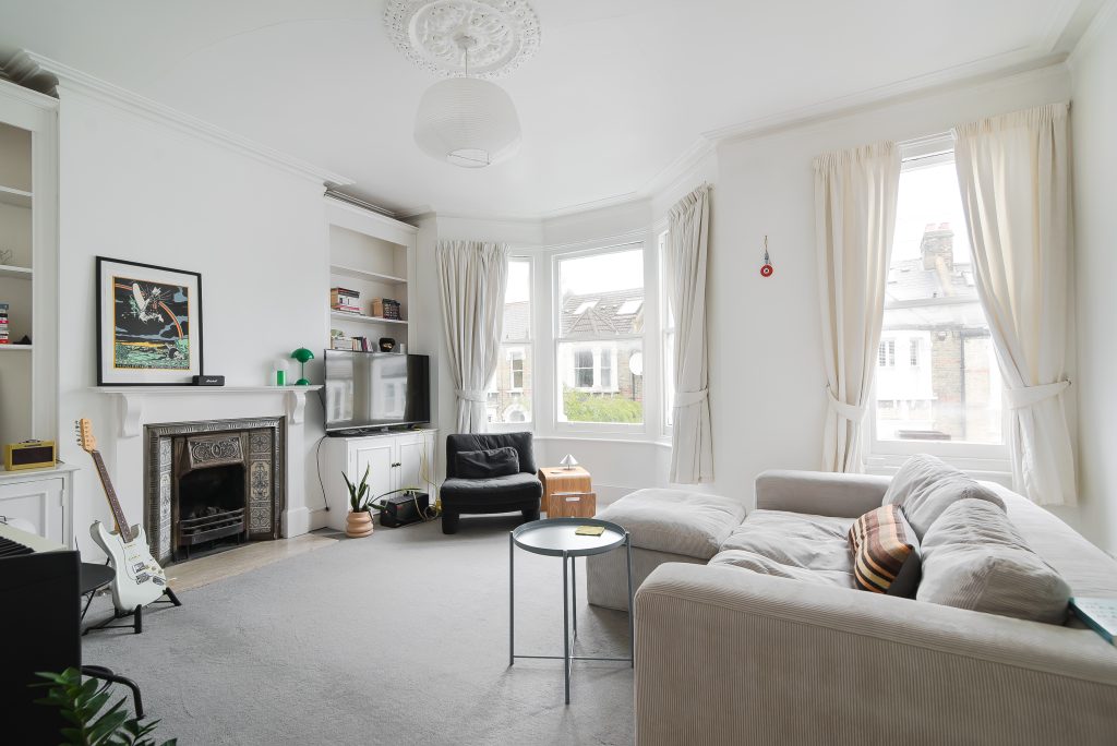 25a Marmion Rd SW11 – lounge