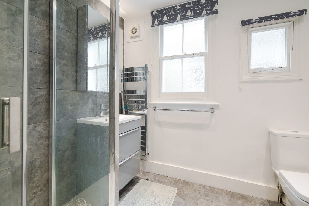 25a Marmion Rd SW11 – bathroom