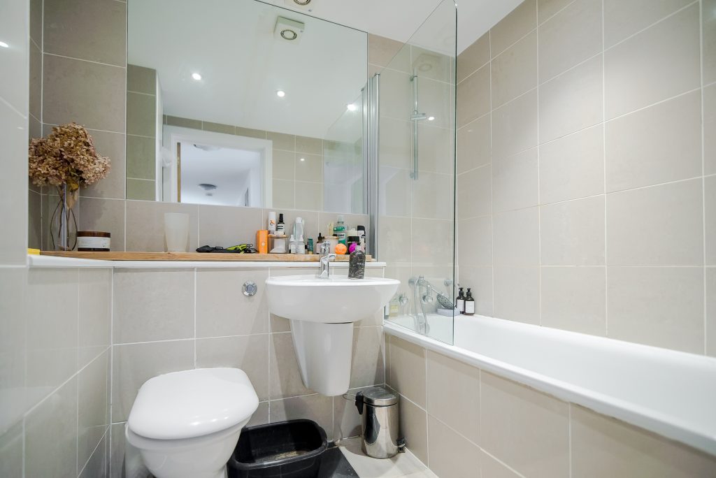 Bathroom 2 – 10 Icon Building Battersea High Street SW11