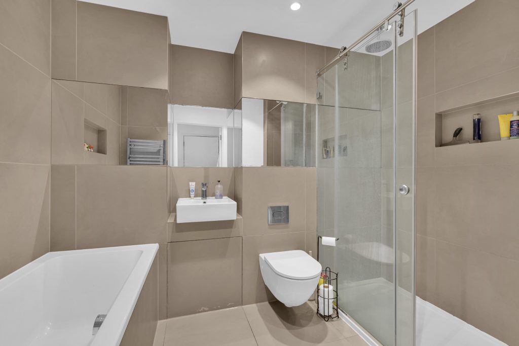 21 Beacon Tower Wandsworth – Bathroom