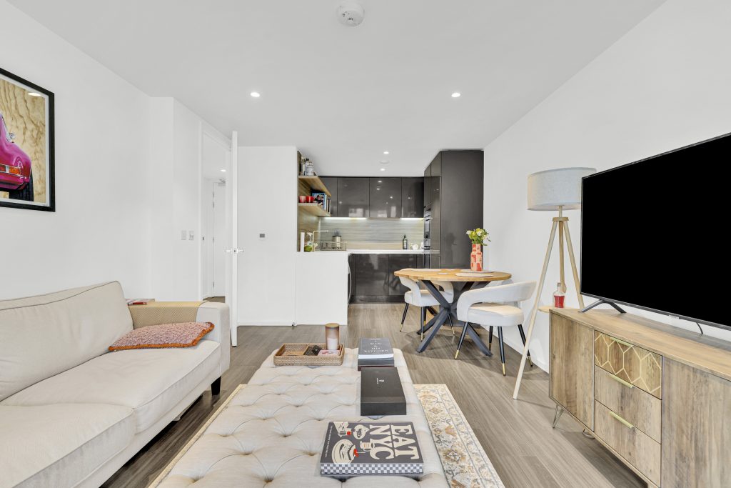 21 Beacon Tower Wandsworth – Lounge Kitchen