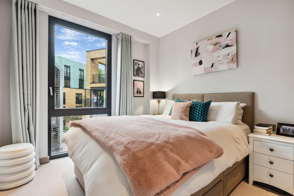 18 Drapers Yard Ram Quarter SW18 – bedroom