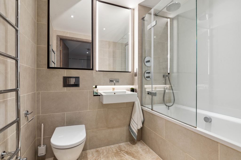 18 Drapers Yard Ram Quarter SW18 – bathroom