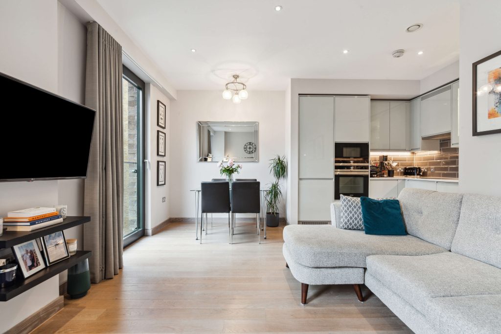 18 Drapers Yard Ram Quarter SW18 – kitchen dining