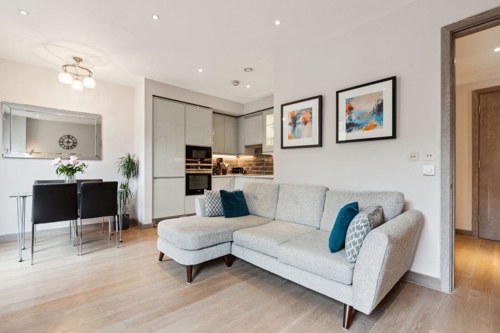 18 Drapers Yard Ram Quarter SW18 – lounge a
